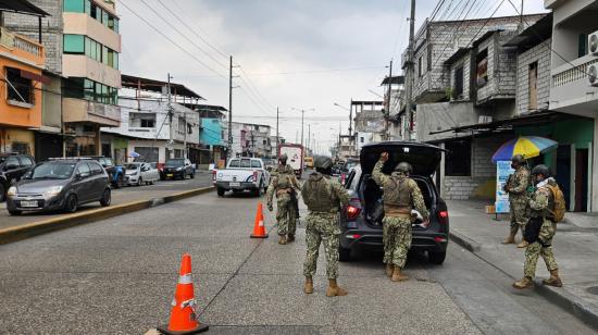 Imagen referencial de los militares en operativos del Bloque de Seguridad, en Guayaquil, el 31 de enero de 2024.