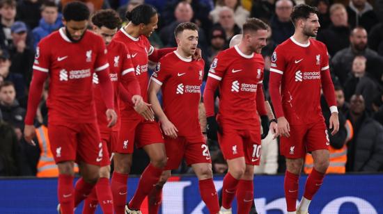 Diogo Jota celebra, junto a sus compañeros de Liverpool, el gol ante el Chelsea anotado este 31 de enero de 2024.