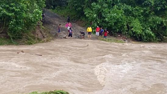 Un río se desbordó en Pedernales, Manabí, el 30 de enero de 2024.