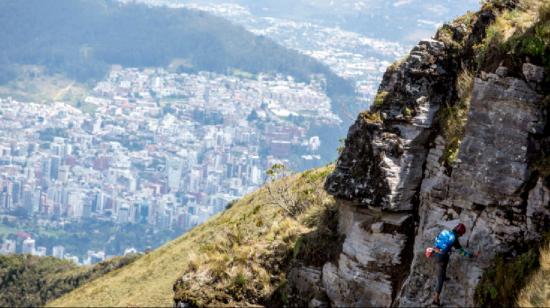 Un escalador de montaña en Quito en enero 2024.