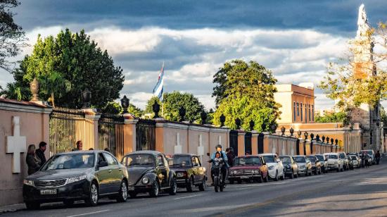 Automovilistas hacen fila en una calle de La Habana para cargar gasolina, el 31 de enero de 2024.