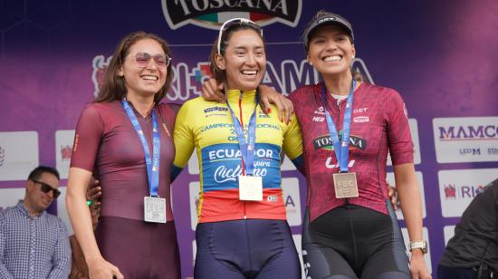 Miryam Núñez, con su medalla de oro de la contrarreloj del Campeonato Nacional de Ciclismo, el 1 de febrero de 2024. 