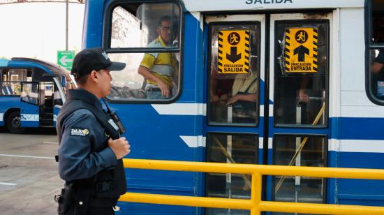 Imagen referencial de un bus de la Metrovía en Guayaquil, el 5 de diciembre de 2024.