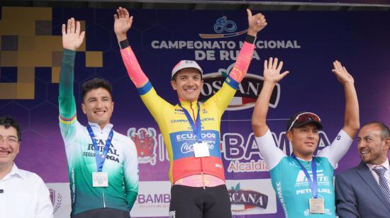 Richard Carapaz, con la medalla de oro de la contrarreloj en el Campeonato Nacional de Ciclismo, en Riobamba, el 1 de febrero de 2024. 