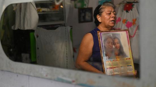 Josefina Bonilla, madre de Stefany Santos, muestra la foto de su hija, detenida arbitrariamente en El Salvador, el 29 de enero de 2024.