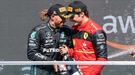 Lewis Hamilton (Mercedes) y Carlos Sainz (Ferrari) saludan en el podio del Gran Premio de Canadá, el 19 de junio de 2022.