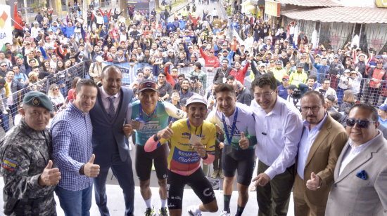Los ciclistas masculinos élite reciben sus medallas en el podio del Nacional de Ciclismo, en Riobamba, el 1 de febrero de 2023.