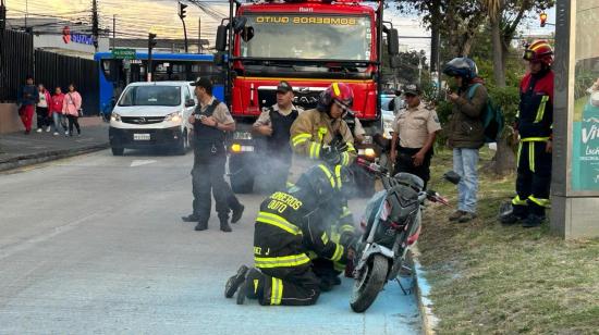 El incidente fue atendido por los bomberos de Quito y se les unieron policías.