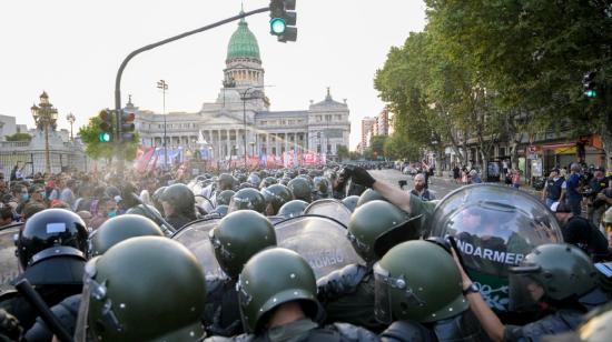 Miembros de la Gendarmería Nacional Argentina (GNA) chocan con manifestantes fuera del Congreso del país el 1 de febrero de 2024.