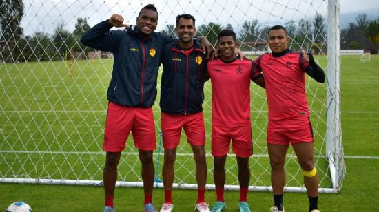 Jugadores de Sociedad Deportiva Aucas posan tras el entrenamiento del miércoles 10 de enero de 2024, en el Complejo de Puembo.