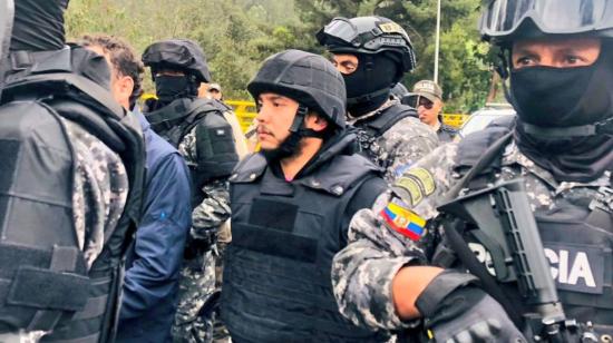 La Policía de Ecuador custodia a Henry Loaiza, alias “El Alacrán”, jefe del Cartel del Valle, quien fue deportado a Colombia el 2 de febrero de 2024.