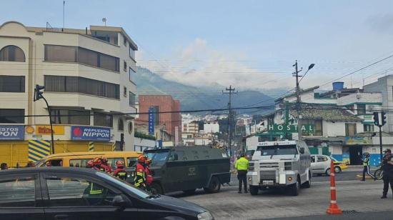 Un vehículo blindado y una buseta escolar chocaron el viernes 2 de febrero de 2024 en el norte de Quito.