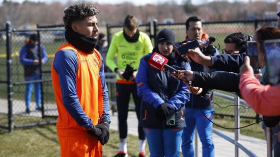 Jeremy Sarmiento habla con los medios en Nueva Jersey, el 19 de marzo de 2024, antes de un partido amistoso entre Ecuador y Guatemala. 