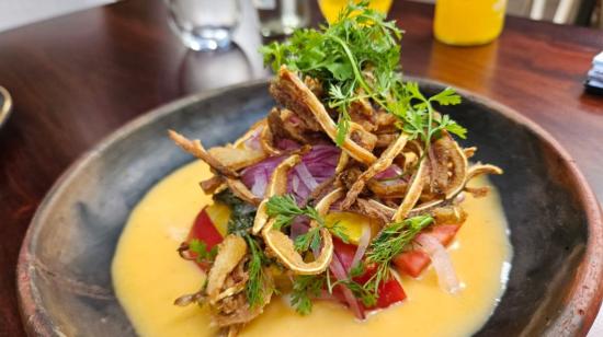 Ensalada con tomate, chochos, orejitas de chancho crocante y tomate de árbol, propuesta del restaurante Clara.