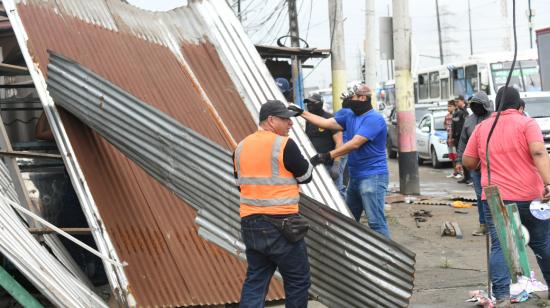 Personal municipal desmantela un local frente a la Penitenciaría del Litoral, en Guayaquil, el 2 de febrero de 2024.