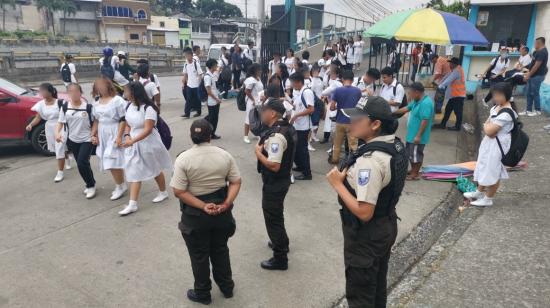 Policías resguardan la salida de clases en el colegio Dolores Sucre, de la vía a Daule, al norte de Guayaquil. 