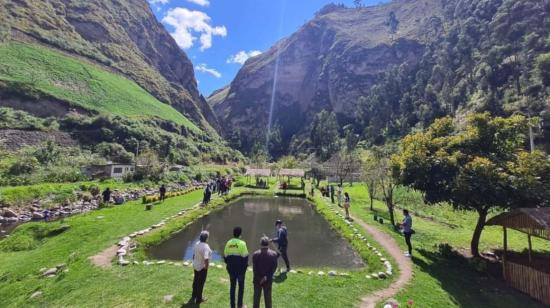 Las piscinas de aguas termales están en medio del páramo y cerca del Parque Nacional Chimborazo.

