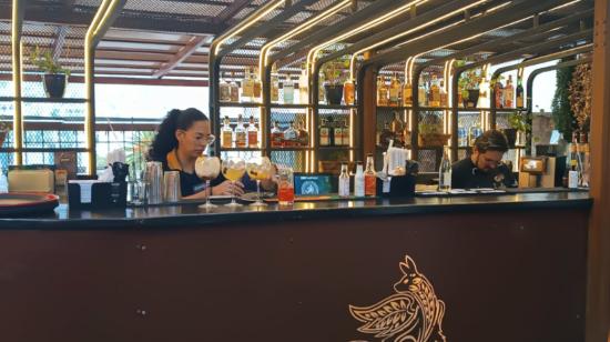 Trabajadores de una cervecería en el norte de Quito, 18 de enero de 2024. 