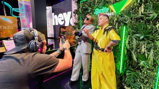 Ricardo Peralta (izq) y Cesar Doroteo entrando a la ceremonia de los TikTok Awards, celebrada en Ciudad de México.