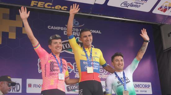 Jhonatan Narváez, en el podio del Nacional de Ciclismo, el 3 de febrero de 2024.