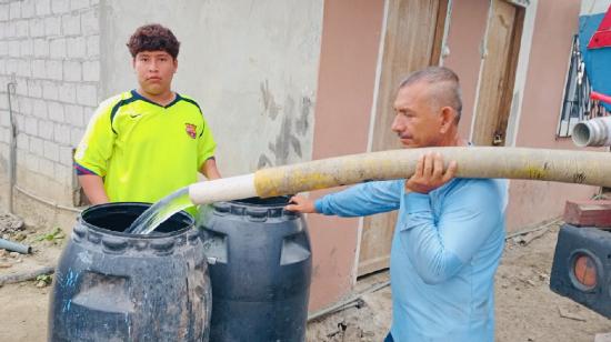 Foto referencial del abastecimiento de agua por tanqueros, en Guayaquil.