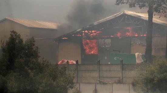 Fuego en una zona industrial durante los incendios forestales que afectan a Viña del Mar (Chile).