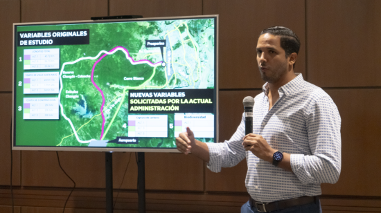 El gerente de la Autoridad Aeroportuaria de Guayaquil, Pablo Pita, con un mapa del trazado de la nueva autopista alterna a la Costa.
