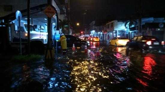 Calles en la zona céntrica de Guayaquil resultaron anegadas tras lluvias  de la noche del viernes 2 de febrero del 2024.