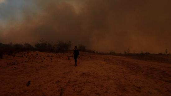 Un ciudadano contempla una nube de humo ocasionada por incendios en Viña del Mar (Chile).