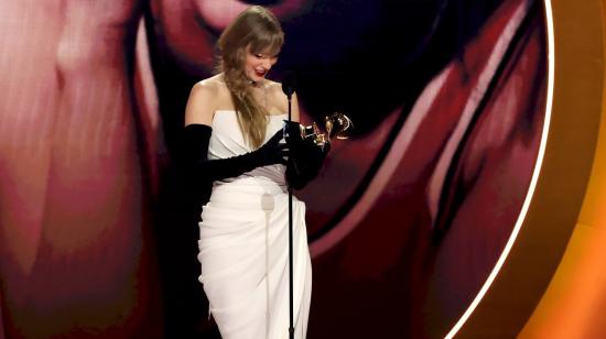 La cantante Taylor Swift recibe uno de sus premios Grammy.
