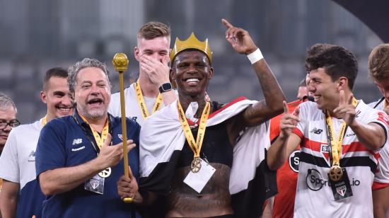 Robert Arboleda festeja el título de la Supercopa de Brasil, el 4 de febrero de 2024.