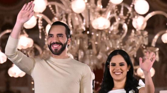  El presidente salvadoreño Nayib Bukele saluda a sus partidarios junto a su esposa Gabriela Rodríguez después de las elecciones presidenciales y legislativas en San Salvador el 4 de febrero de 2024. 