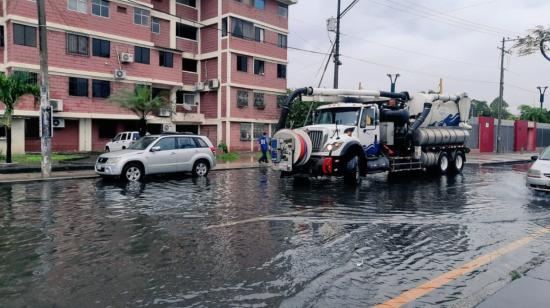 Un sector del norte de Guayaquil inundado, tras la lluvia del 5 de febrero de 2024.