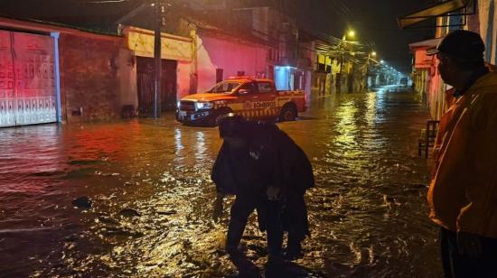 Bomberos intentar evacuar el agua en el cantón Antonio Ante, en Imbabura, el 4 de febrero de 2024.