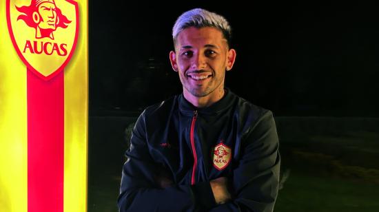 El jugador de Aucas, Juan Cruz González, posa luego de una entrevista con Primicias.