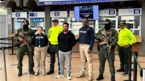 Alias 'El Alacrán', junto a policías y militares, a su llegada a Colombia, el 3 de febrero de 2024.