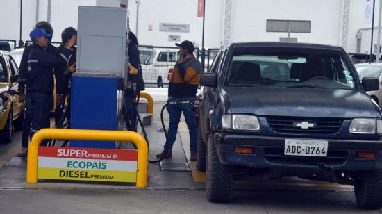 Un conductor carga gasolina en una estación de servicio de Cuenca.