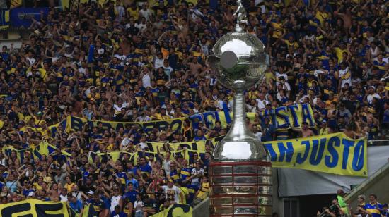 Hinchas de Boca Juniors observan el trofeo gigante de la Copa Libertadores, el 4 de noviembre de 2023. 