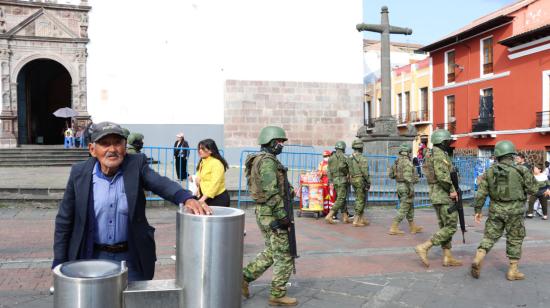 Militares recorren el Centro Histórico de Quito, este 31 de enero de 2024.