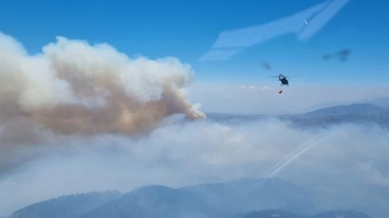 Helicópteros militares realizan descargas de agua frente a incendios forestales en Chile el 3 de febrero de 2024.