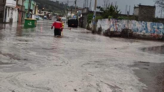 Las calles quedaron cubiertas de agua después de la granizada y lluvia en Saquisilí, el 5 de febrero de 2024.