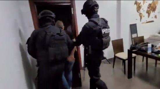 Uno de los detenidos en el operativo Pampa, que desmanteló una banda vinculada a la mafia albanesa en Ecuador, el 6 de febrero de 2024.