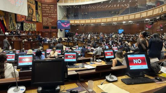 Momentos de la votación en el pleno de la Asamblea, tras el debate sobre el aumento del IVA, Quito, el 6 de febrero de 2024.