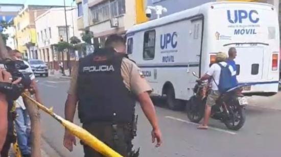 Un policía frente al lugar donde ocurrió el asesinato de un funcionario de la Gobernación de Manabí, en Portoviejo, el 6 de febrero de 2024.