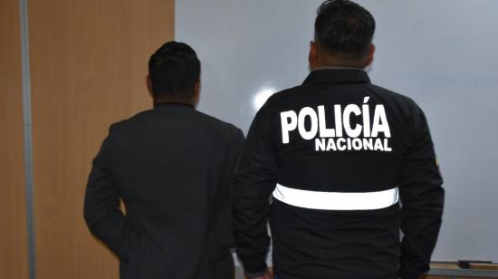 Policía detuvo a un hombre que intentó inscribir una unión de hecho de forma fraudulenta en Quito, 5 de febrero de 2024.