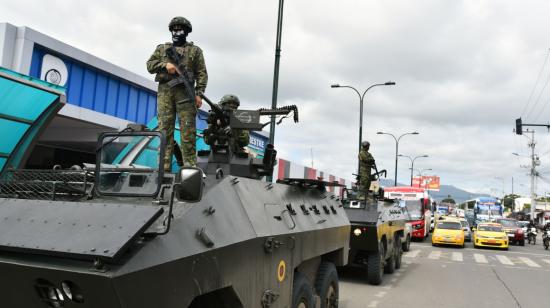 Militares realizan operativos de control en Portoviejo este 11 de enero de 2024.