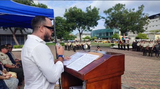 En una plaza pública del cantón Milagro, creadores de contenido digital ofrecieron disculpas a la Policía el 6 de febrero de 2024.