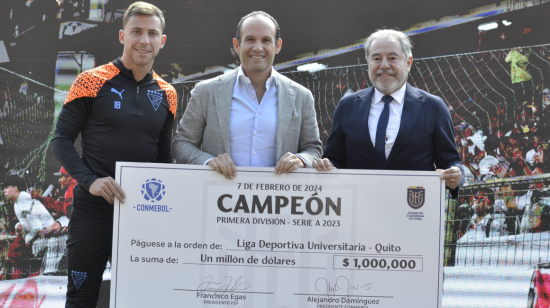 Ezequiel Piovi, Isaac Álvarez y Francisco Egas, durante un evento en el estadio Rodrigo Paz Delgado, el 7 de febrero de 2024.