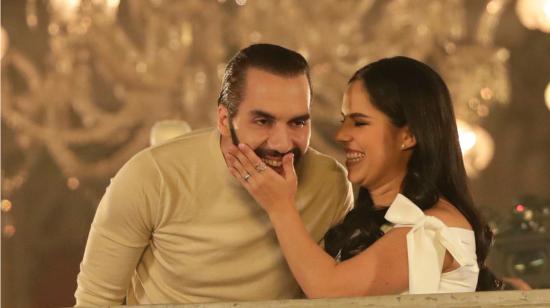 Nayib Bukele junto a su esposa, Gabriela Rodríguez, tras el escrutinio preliminar de las presidenciales en El Salvador, el 4 de febrero de 2024.