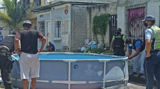 Personal de la ATM y policías desarmando una piscina inflable en Guayaquil, el 13 de febrero de 2021.